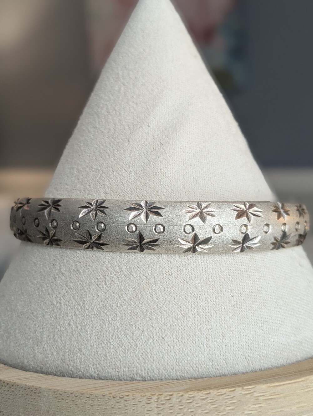 Vintage Silver Tone Hinged Bangle Bracelet – Etched Starburst Design